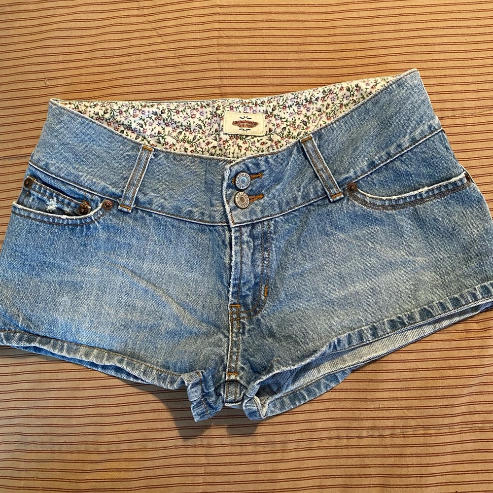 American Eagle Jean Shorts. Size 6. Excellent condition.